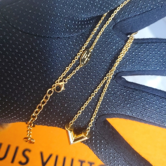 LV Essential V Necklace - Picture 6 of 12